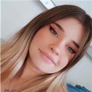 étudiante diplômée avec une moyenne de 18 en anglais au bac